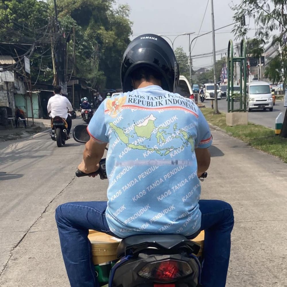 Potret pakaian bapak-bapak yang absurd ini bikin ngakak dan geleng-geleng kepala 